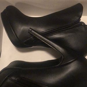Steve Madden heeled boots !!! BRAND NEW